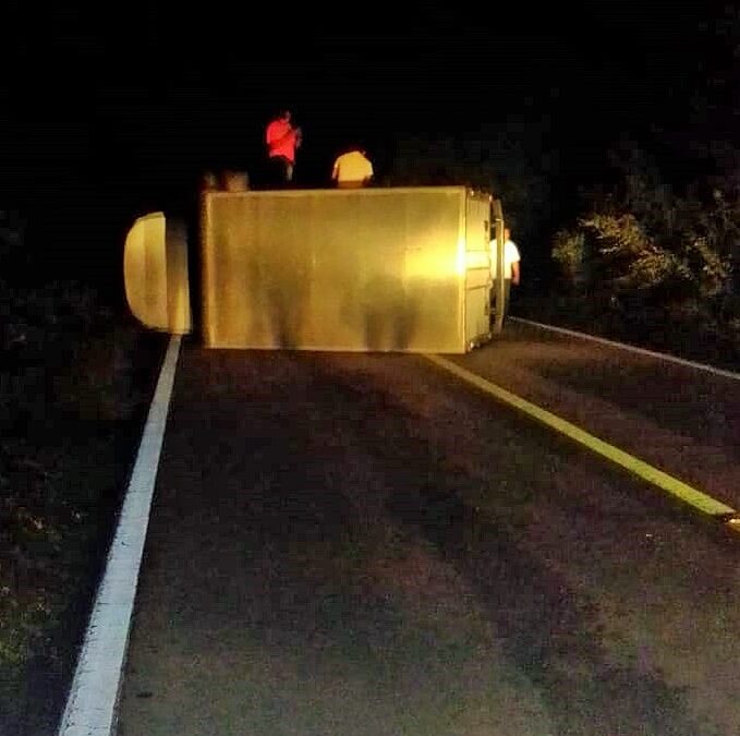 Estallamiento de un  neumático provoca volcadura de una camioneta.