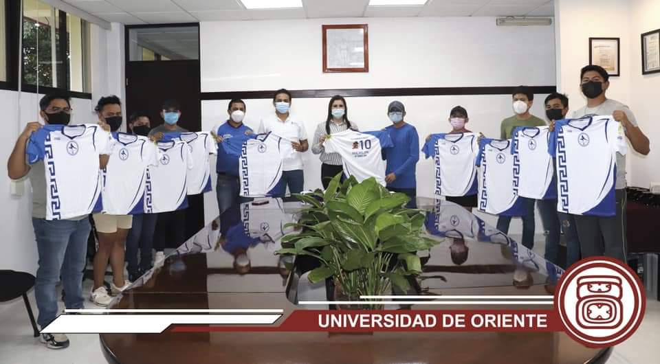 La Rectora de la UNO, Mtra. Shirley Zazil Álvarez Escobar hizo entrega oficial de los uniformes