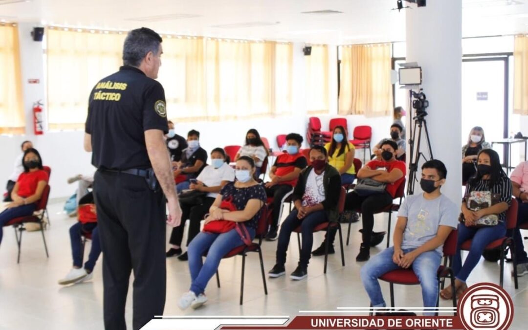 Comunidad estudiantil de la UNO  se capacita en prevención contra el delito cibernético.