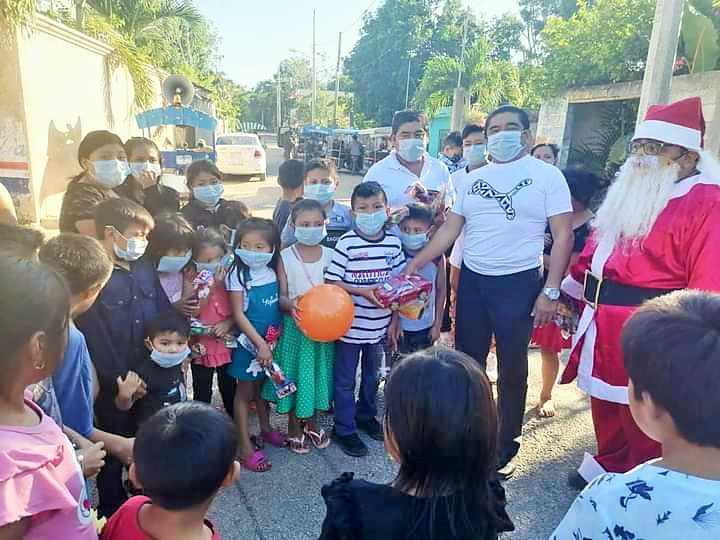 Santa Claus recorrió las calles de Chemax.