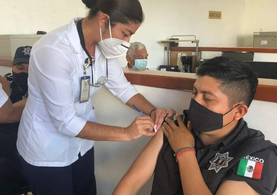 Servidores públicos vacunados contra la influenza.