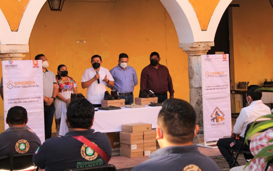 Uniformes y calzado a diversos departamentos de la Dirección de Servicios Públicos Municipales.