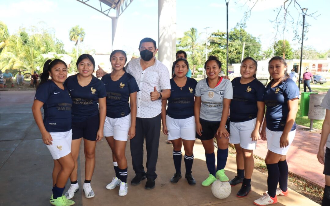 Alcalde Alfredo Fernández recibe el año visitando a las familias de las comisarías de Xuilub, Xocén, Kanxoc y Tixhualactún.