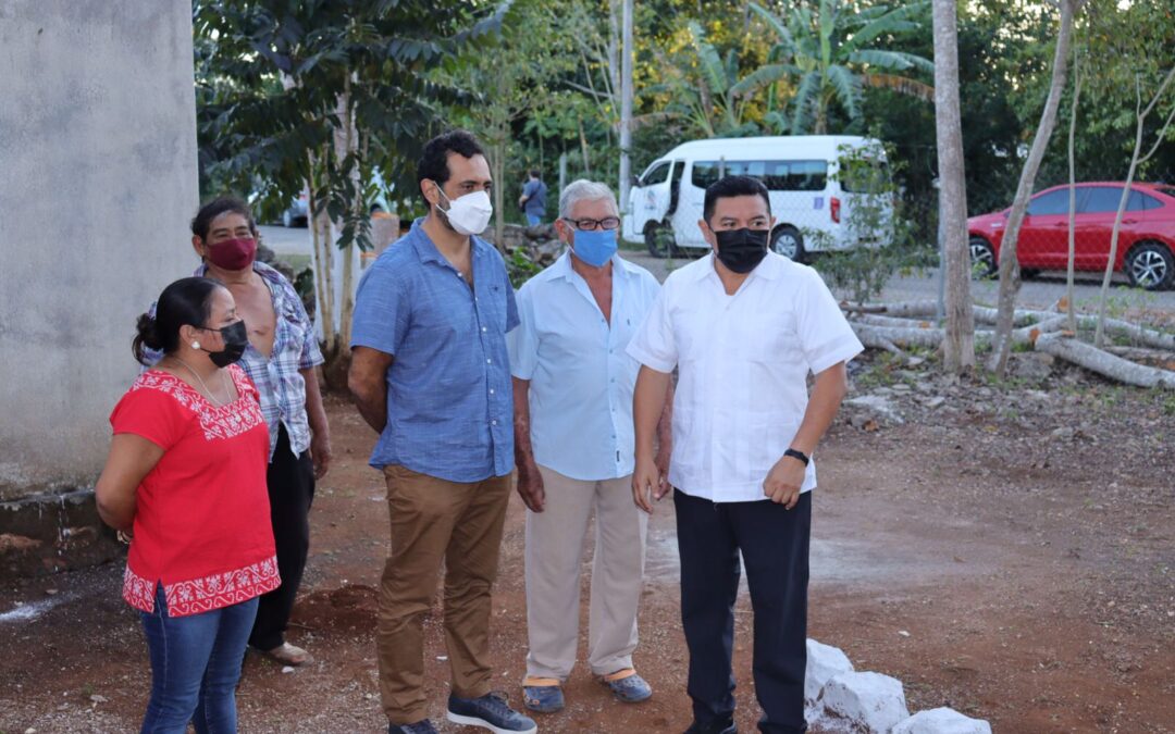 El presidente municipal, Alfredo Fernández, junto con el director de patrimonio de SEDECULTA, Abrham Guerrero Escobar