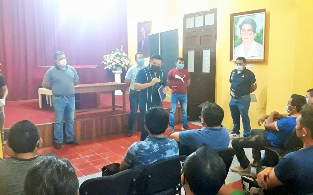 El Presidente Municipal Alfredo Fernández, se reúne con futbolistas.
