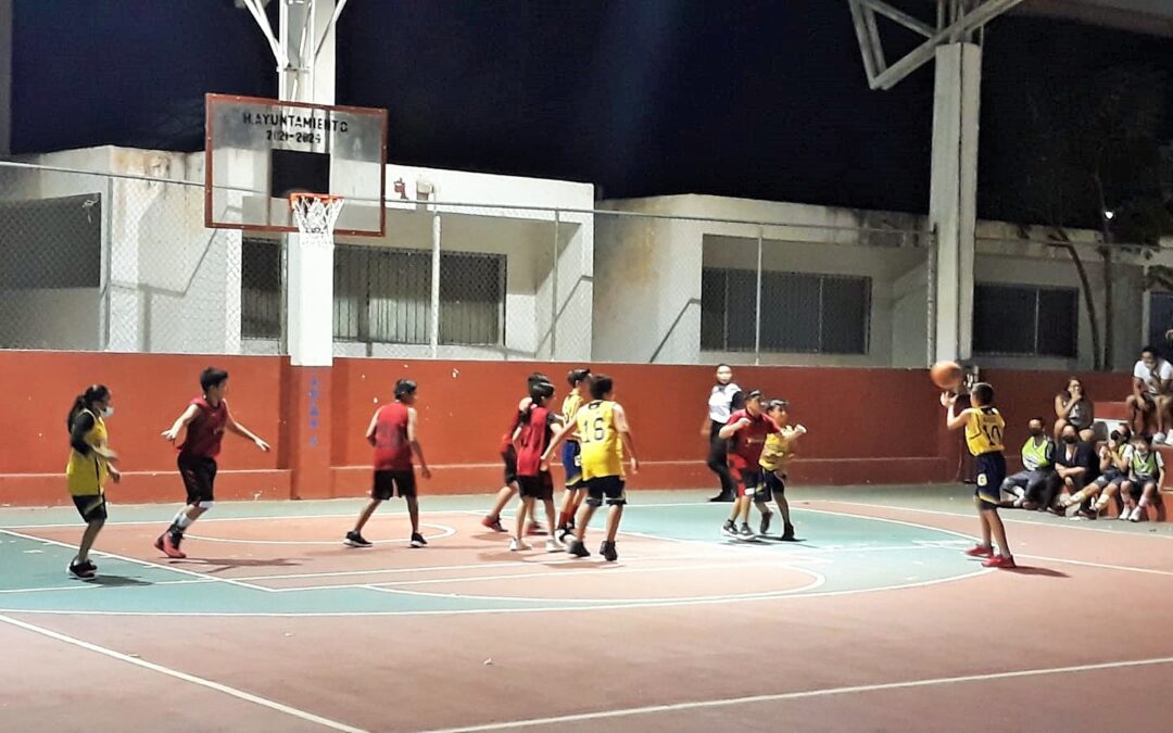 Van con todo los equipos de Básquetbol Infantil.