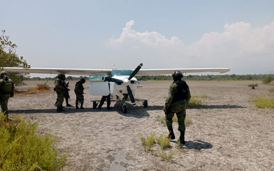 El aseguramiento de una aeronave con probable cocaína.