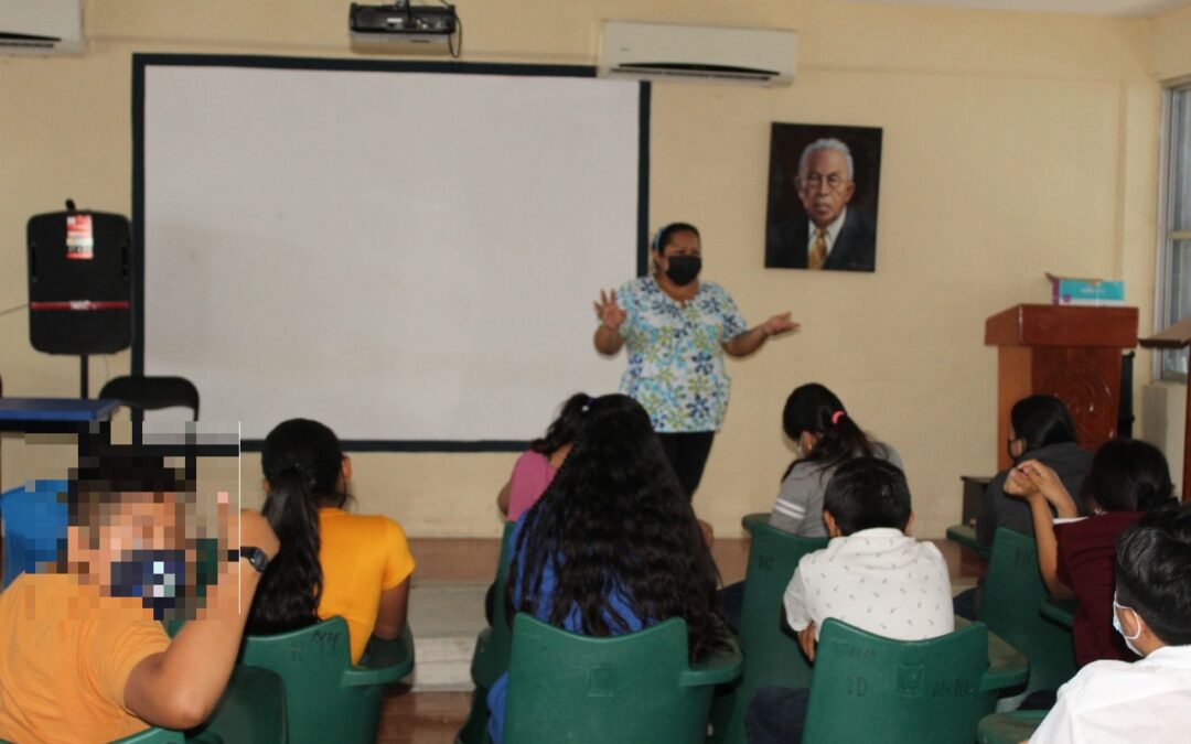 Psicóloga del DIF Municipal imparte plática a los jóvenes.