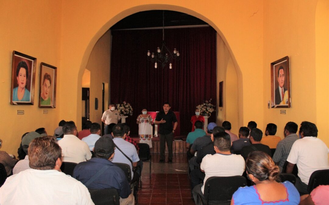 El Alcalde se reúne con comisarios municipales.