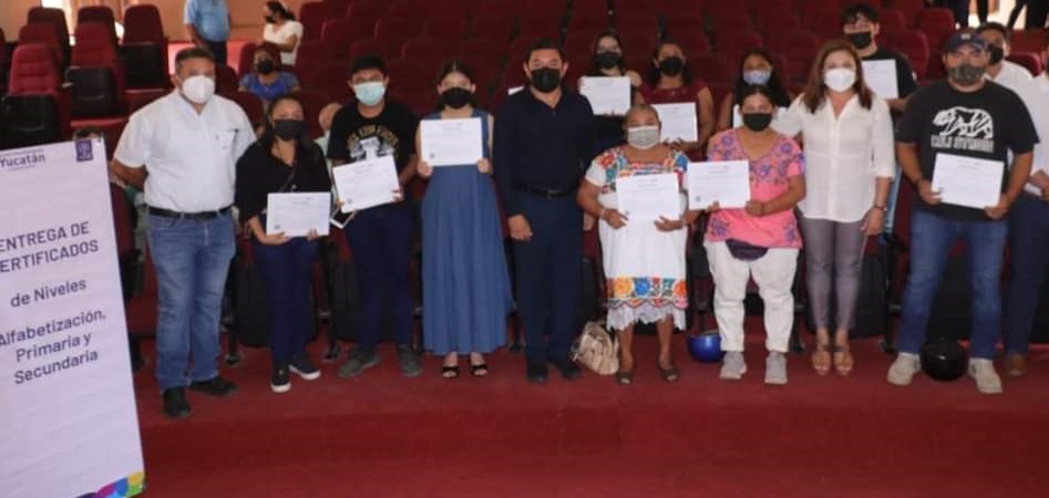 Ayuntamiento e IEAEY firman convenio.