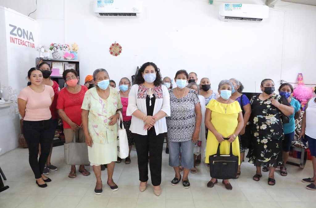 A través del DIF, reciben adultos mayores información sobre sus derechos.