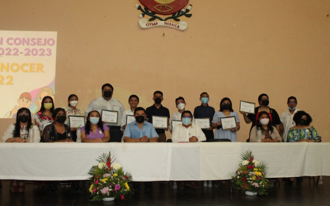 Jóvenes más destacados con el galardón “Reconocer Joven”.