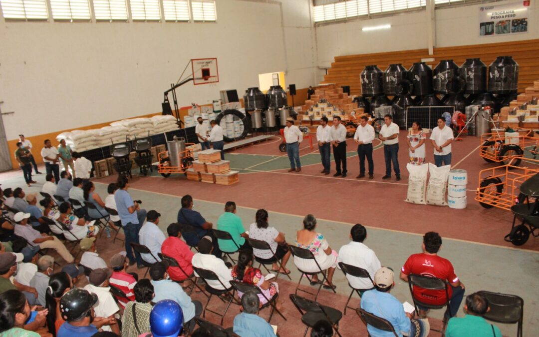 Productores de Valladolid reciben insumos del programa Peso a Peso.