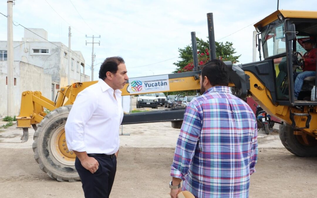 Zacarías Curi supervisa trabajos en calles de la colonia Ciénega 2000 Oriente.