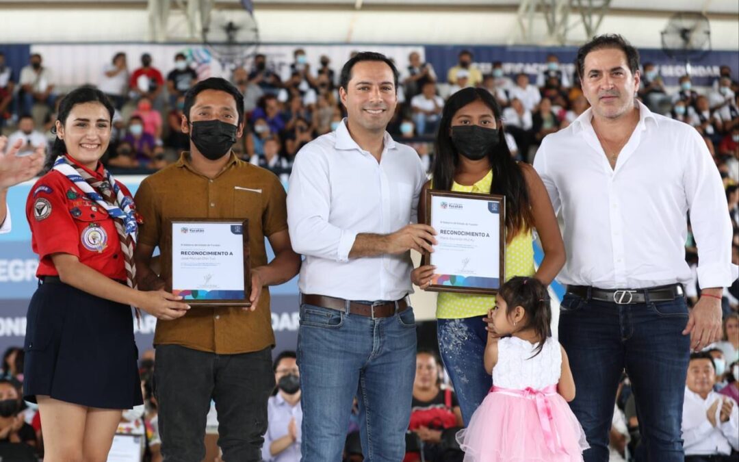 Entrega de certificados en educación básica y becas del programa «Regresa a tu Prepa».