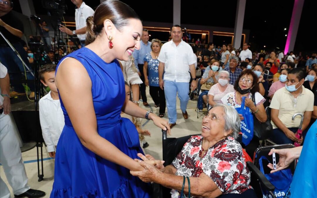 Diana Castillo Laviada presenta su primer informe como presidenta del DIF Mérida.