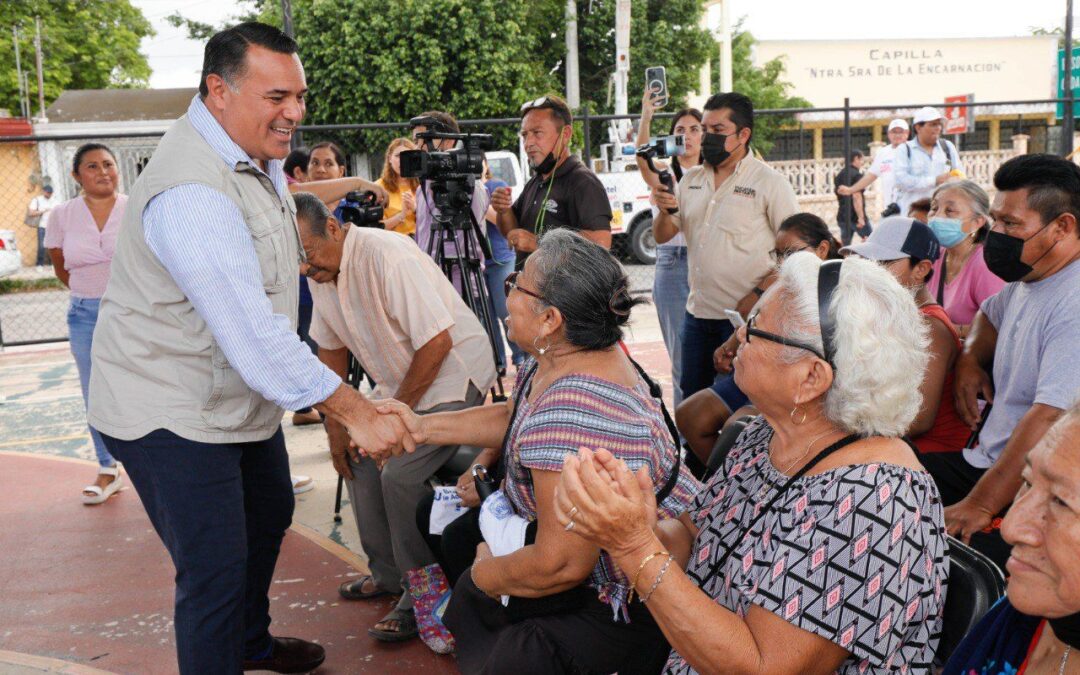 El Presidente Municipal supervisa los trabajos de rehabilitación del parque de Cinco Colonias.