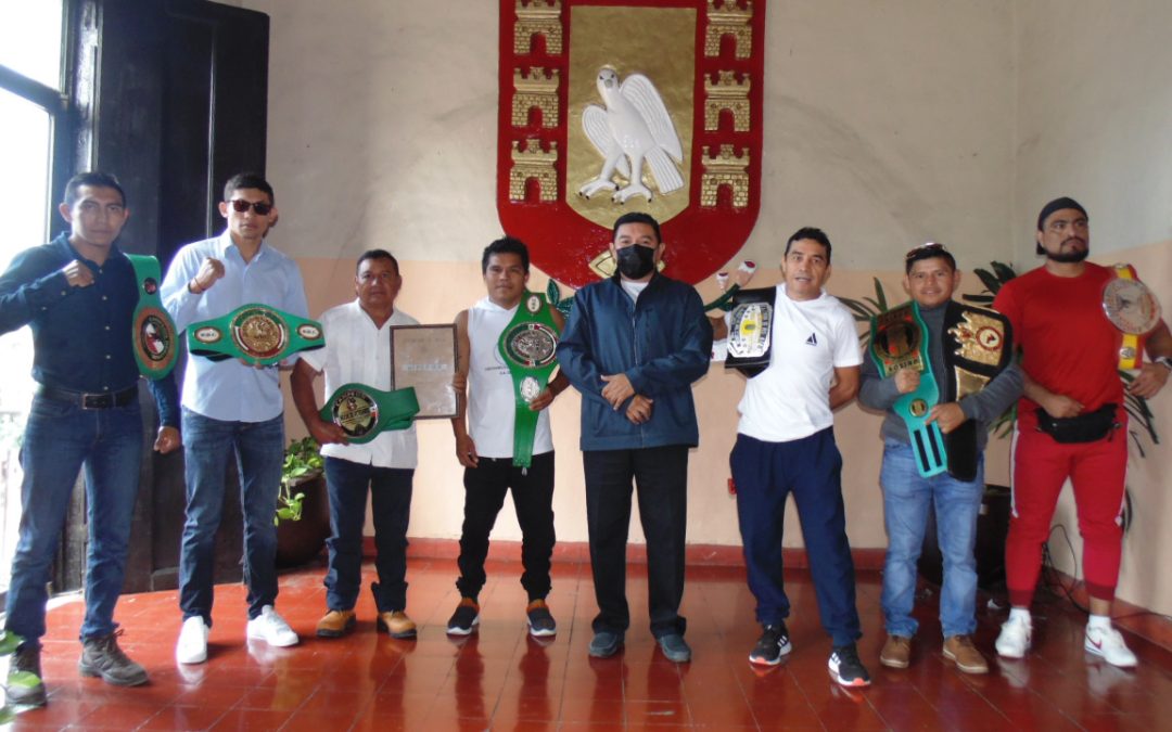 El presidente municipal, Alfredo Fernández, reconoce la trayectoria de boxeadores vallisoletanos.