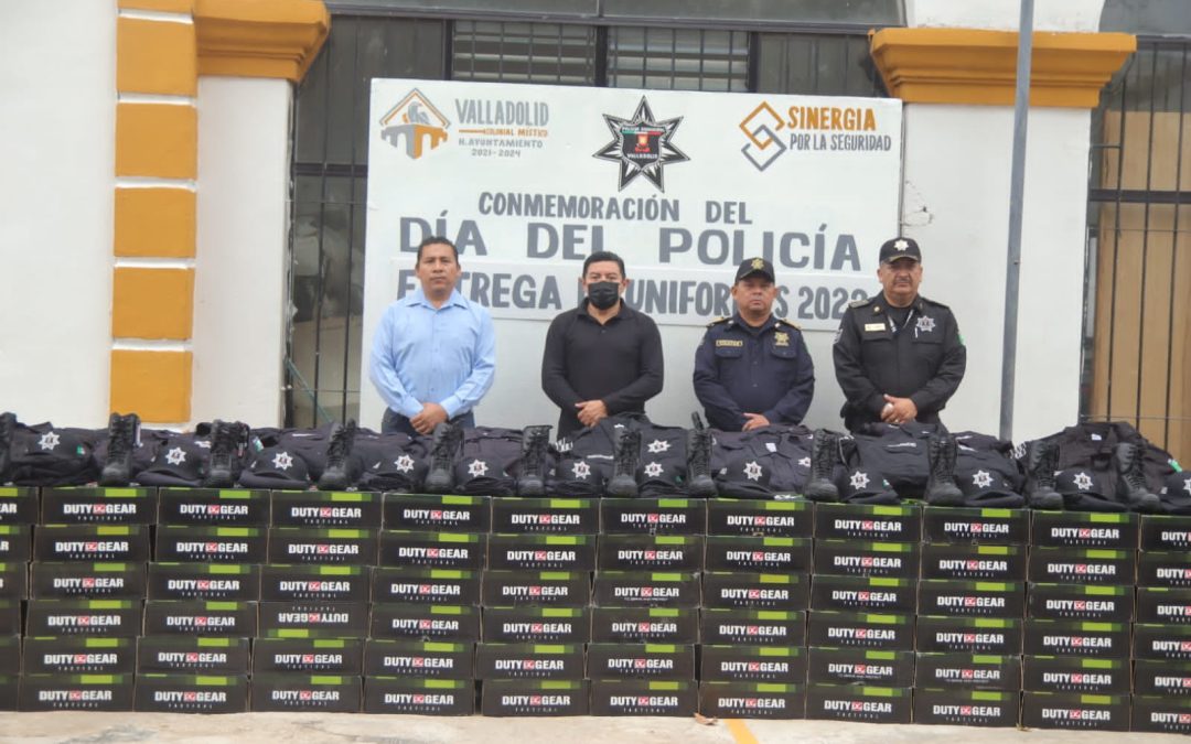 El Presidente Municipal Alfredo Fernández realiza la entrega de uniformes a las y los elementos de la Policía Municipal.