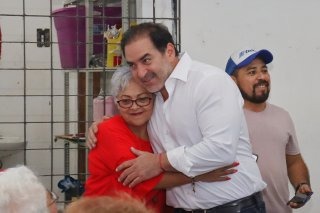 Zacarías Curi desea Feliz Navidad a usuarios de la Estancia del Adulto Mayor de Progreso.