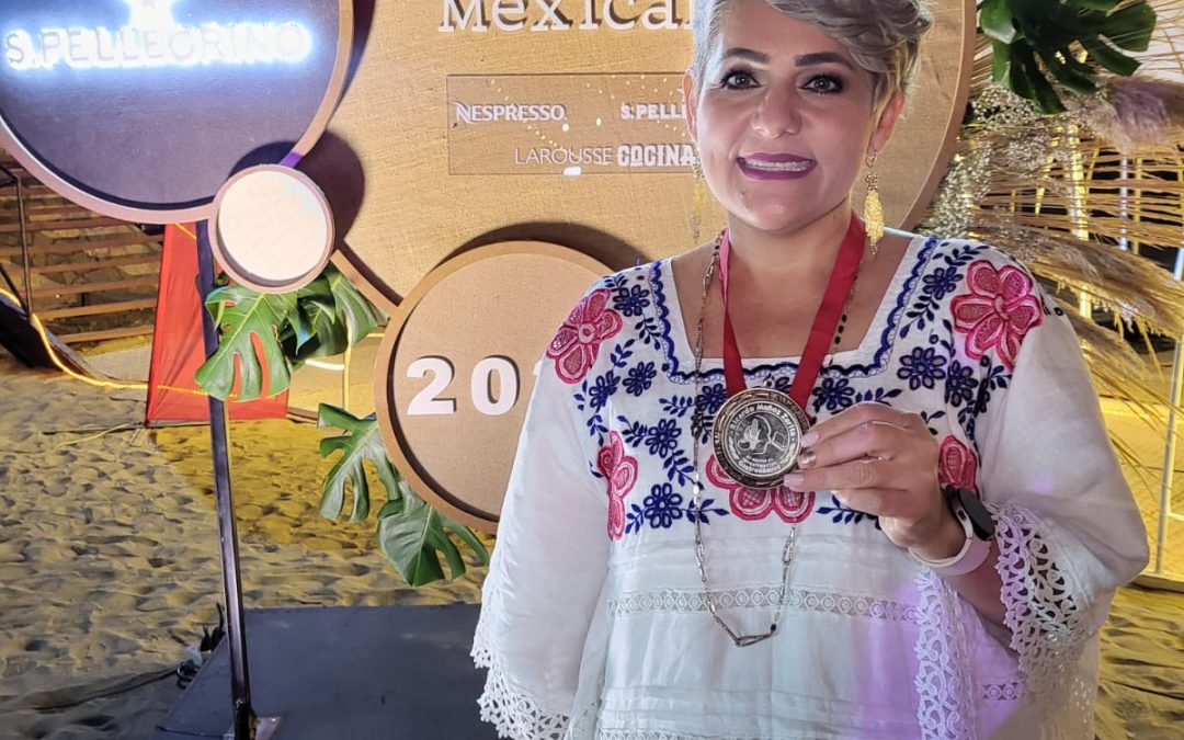 Maestra Abril Cristina Salas Góngora, recibe medalla Ricardo Muñoz Zurita, al Mérito en Educación Gastronómica.