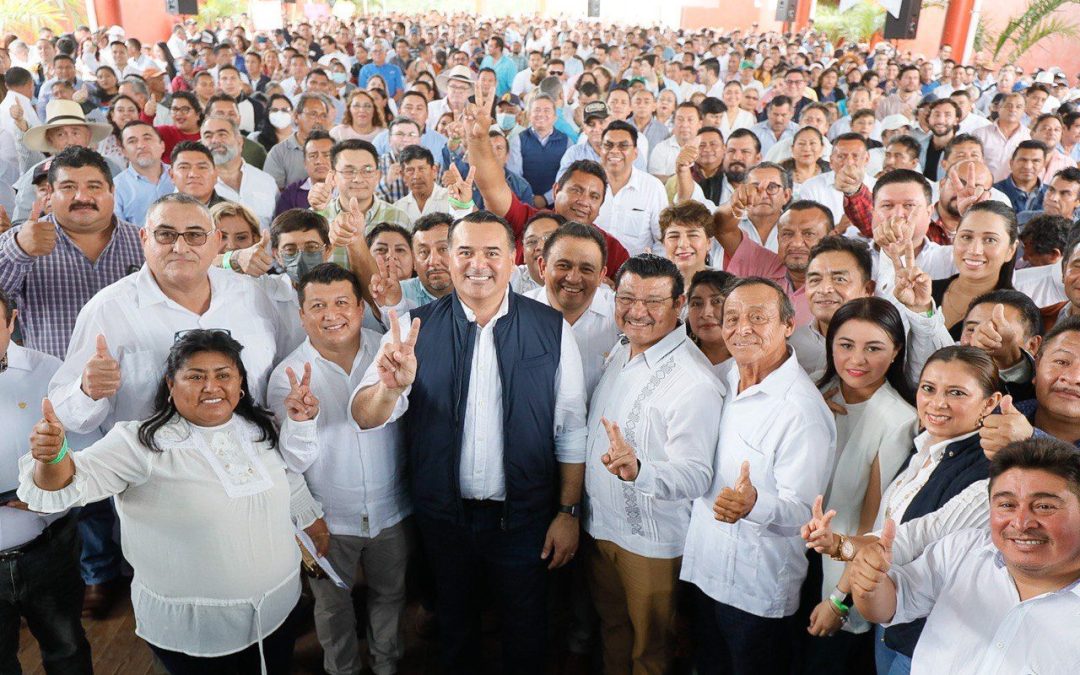 Renán Barrera con líderes políticos del interior del Estado.