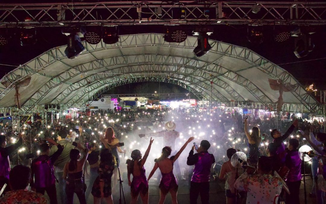 Última presentación de las comparsas ante un abarrotado Teatro del Pueblo.