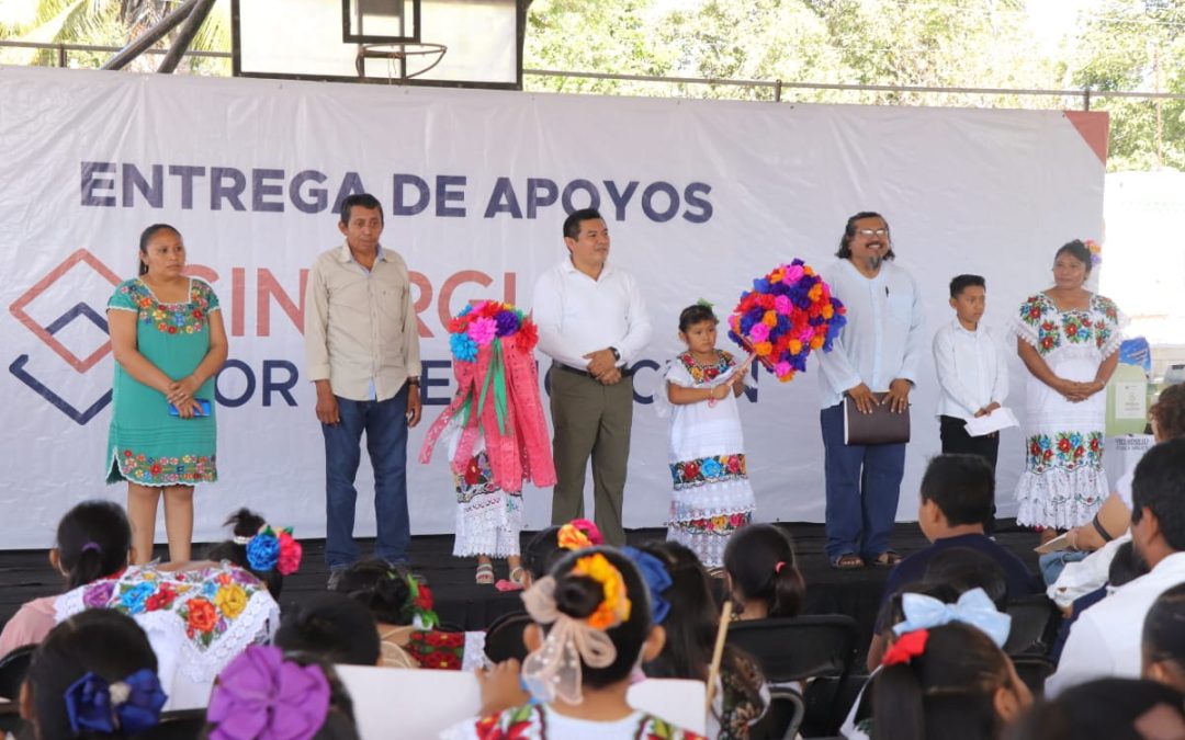 Entrega de paquetes de limpieza en Kanxoc, en el marco de una jornada de fomento a las tradiciones con motivo del Día de las Lenguas Maternas