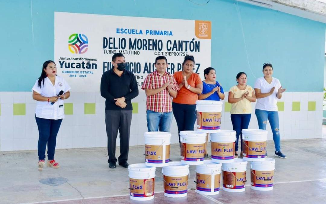 Entrega de pintura, para seguir mejorando la imagen del edificio de la escuela primaria Fulgencio Alcocer Pérez.