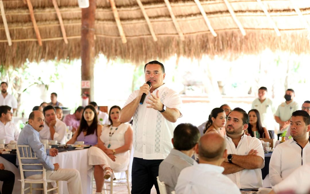 Se reúne con representantes de diversos sectores, le piden replicar programas de Mérida.