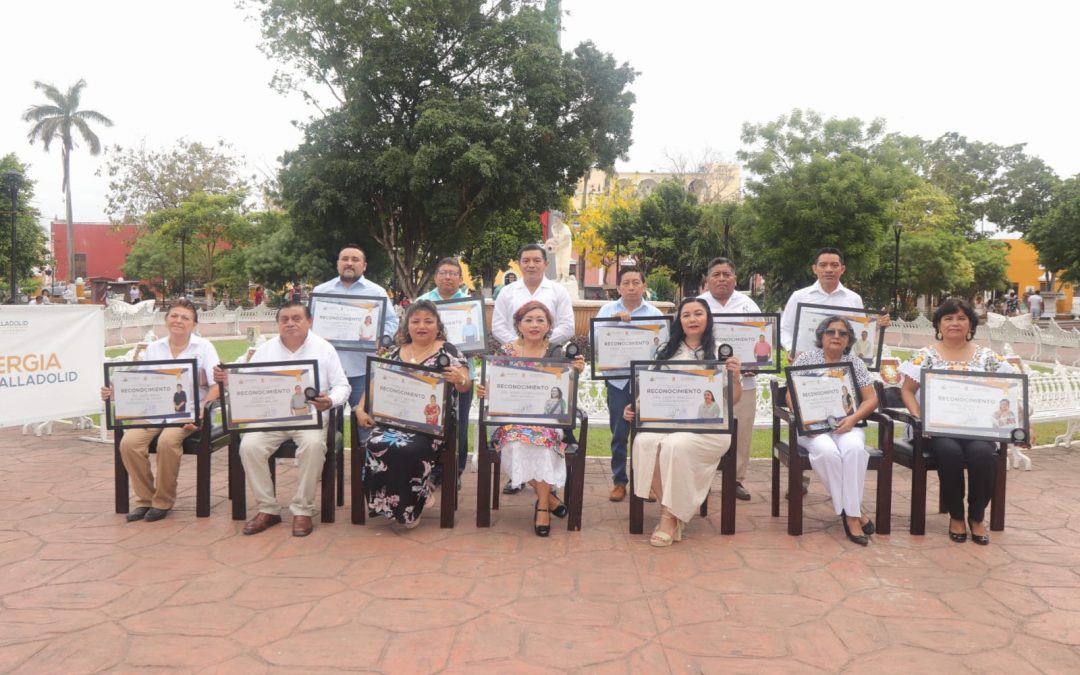 El Ayuntamiento reconoció la labor educativa de los maestros.