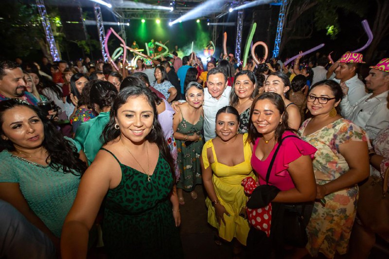 En reconocimiento a la valiosa labor del magisterio yucateco.