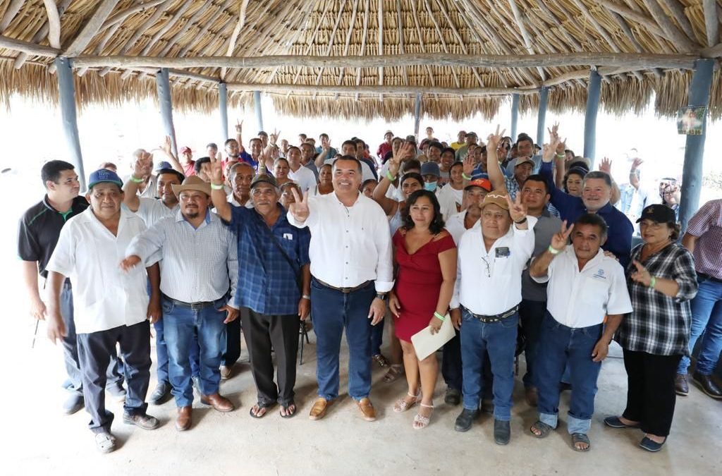 Como buen yucateco, prueba el tradicional “xix” con los ganaderos.