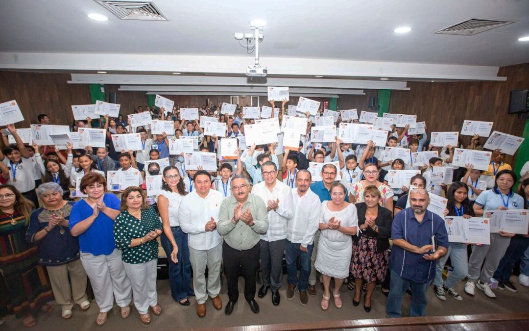 Premian a ganadores estatales de la Olimpiada Mexicana de Matemáticas 2023.