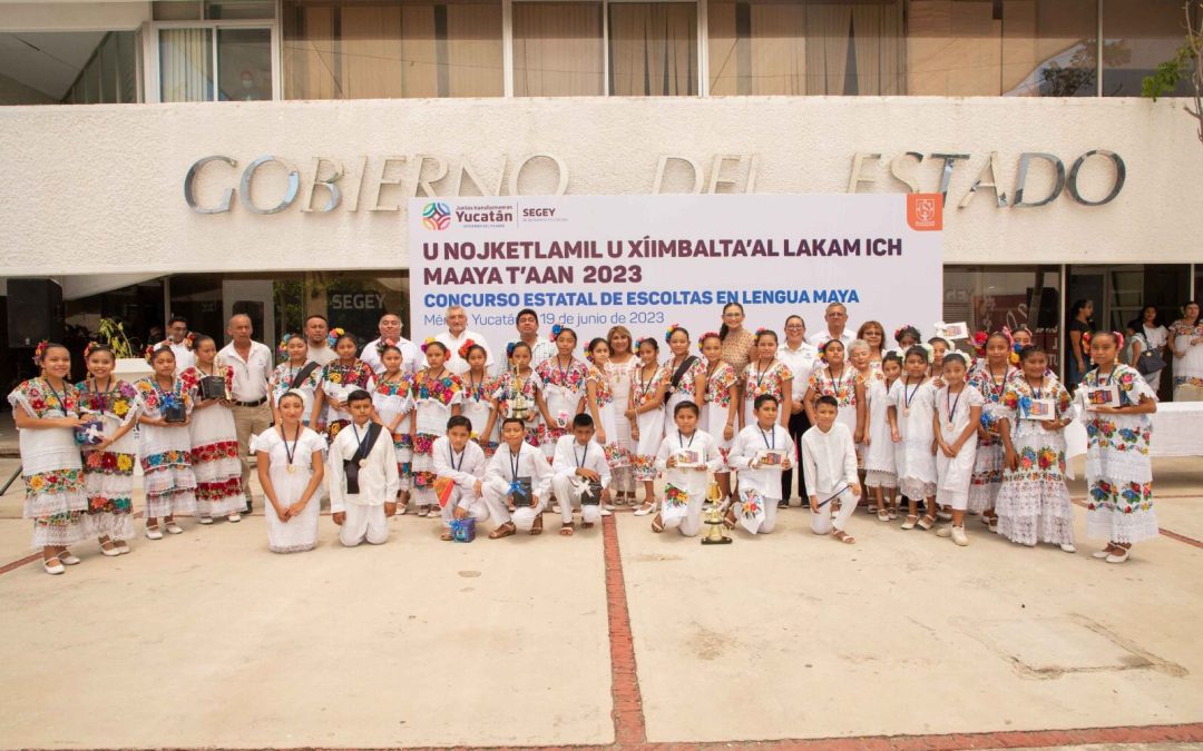 Niñas y niños de primaria enaltecen la lengua maya.
