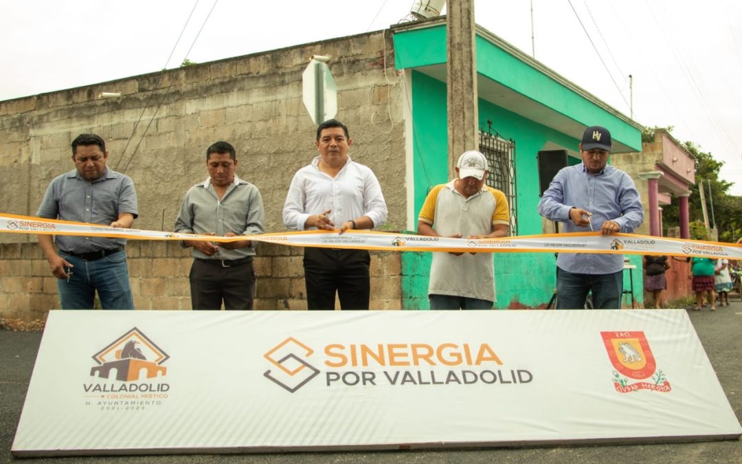 En la comunidad, el presidente municipal entregó la rehabilitación de casi 1,500 metros cuadrados de calles.