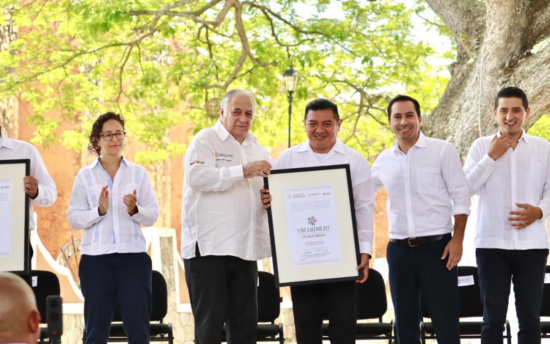 El presidente municipal Alfredo Fernández, recibe el documento de actualización durante un entusiasta evento realizado en Tekax.