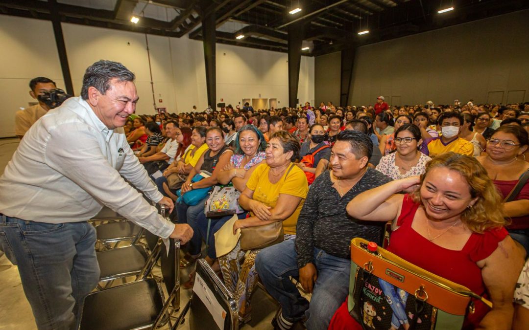 Entregan becas económicas a más de 1,700 estudiantes de primaria y secundaria.