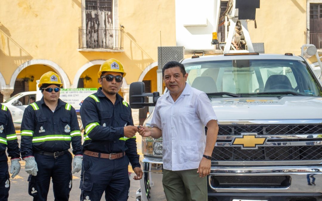 “Ya no hay discursos de demagogia, los hechos están a la vista, eso habla de una administración eficiente y transparente”, señaló el comisario de Kanxoc, Antonio Cutz, durante la entrega de la grúa de alumbrado público que realizó el alcalde Alfredo Fernández.