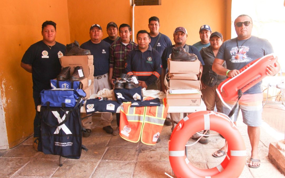  Entrega de materiales y equipo, al personal de la Coordinación Municipal de Protección Civil.