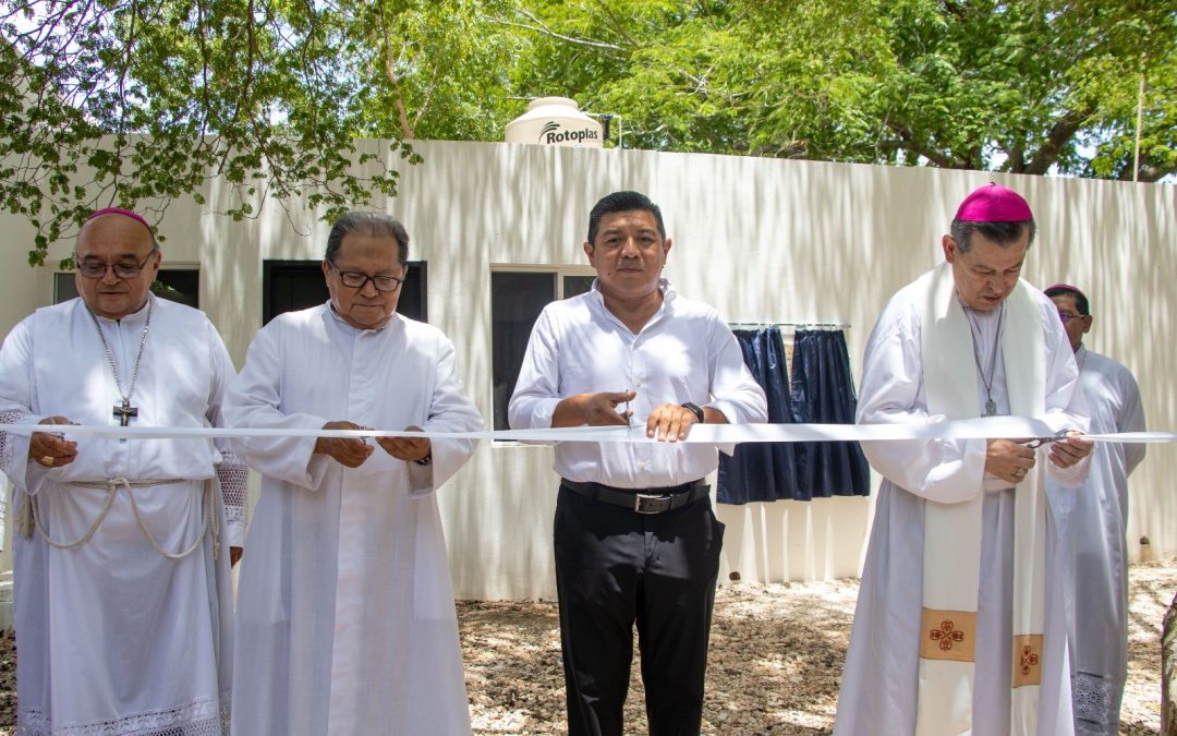 El alcalde Alfredo Fernández, entrega los trabajos de rehabilitación del Centro de Rehabilitación “San Camilo de Lelis”, acompañado del arzobispo de Yucatán, Gustavo Rodríguez Vega.