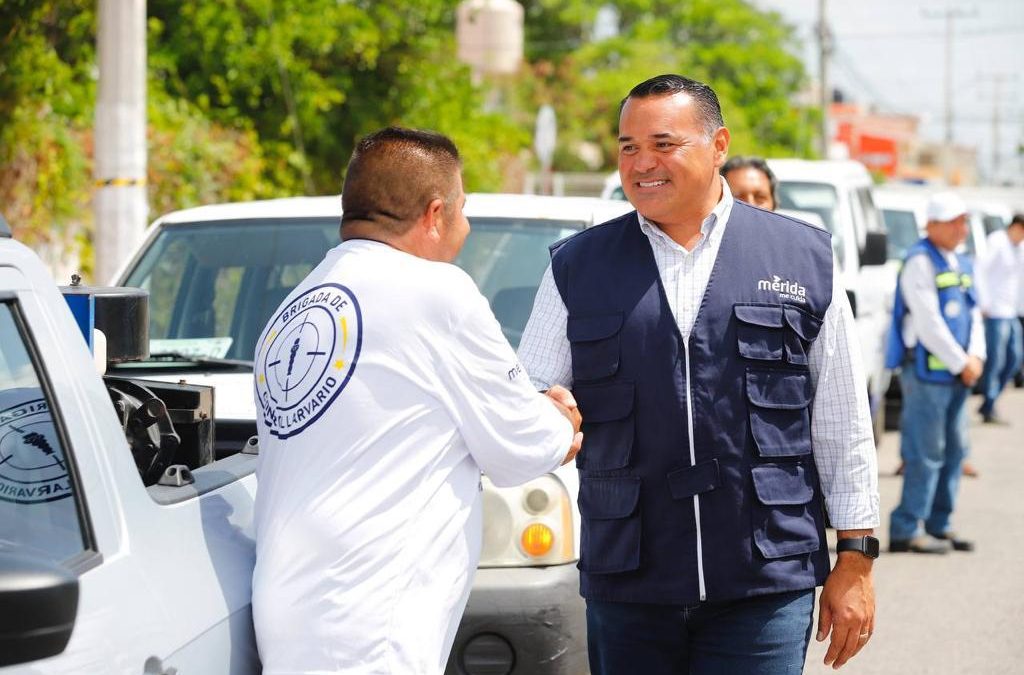 Renán Barrera fortalece los programas de salud para cuidar a las familias.