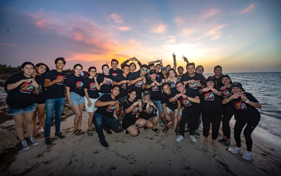 El Amigo Libo y jóvenes influencers, participan en la liberación de tortugas Carey en Telchac Puerto.