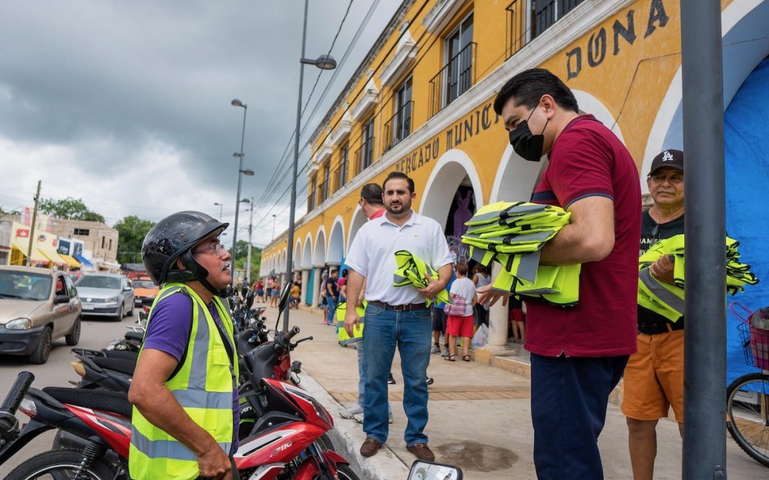 Empresarios de ARVAY donan chalecos de seguridad para prevenir accidentes.