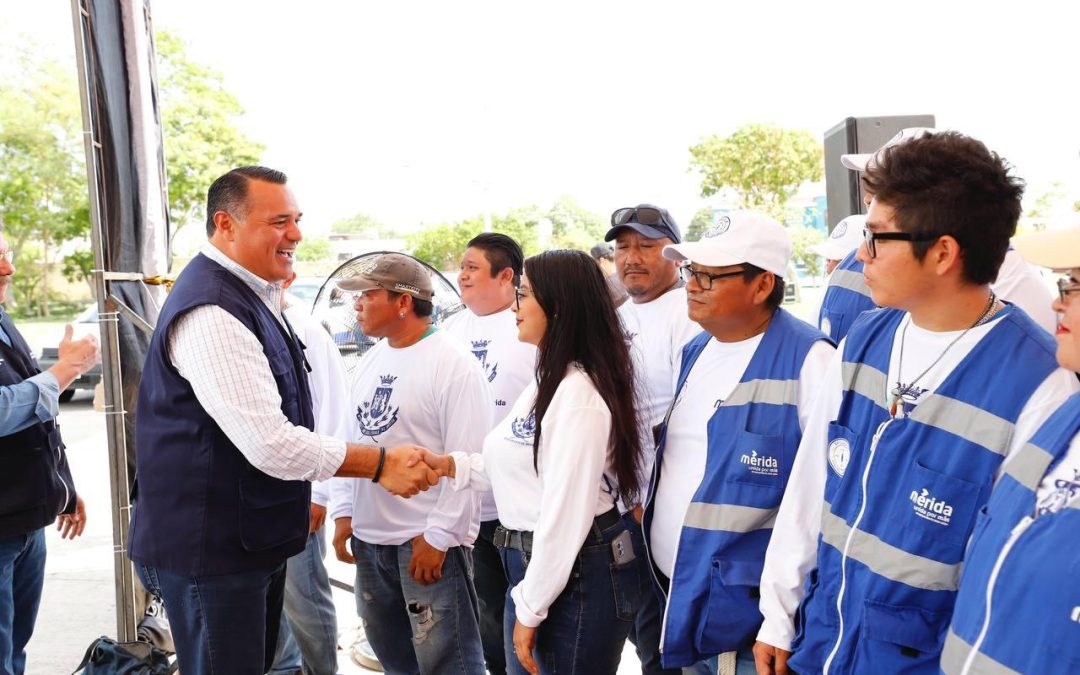 Renán Barrera impulsa la fumigación en escuelas de las comisarías de Mérida.