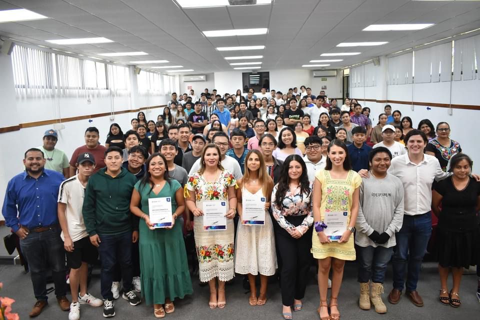 La universidad de oriente, sede del «conversatorio: mujeres yucatecas, tejiendo historias».