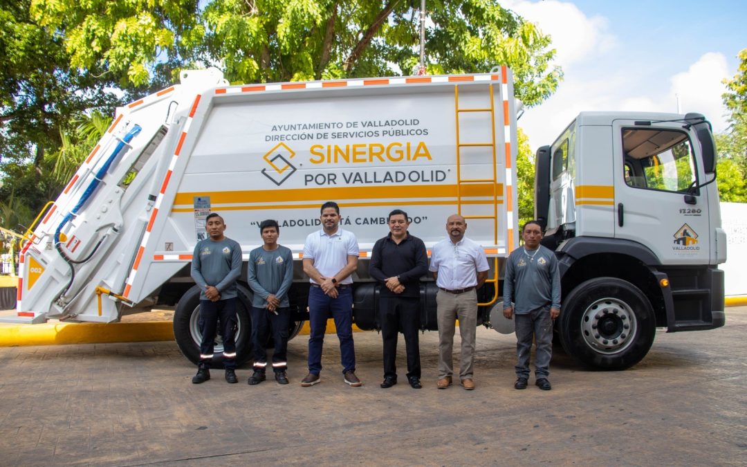 Segundo camión compactador de basura.