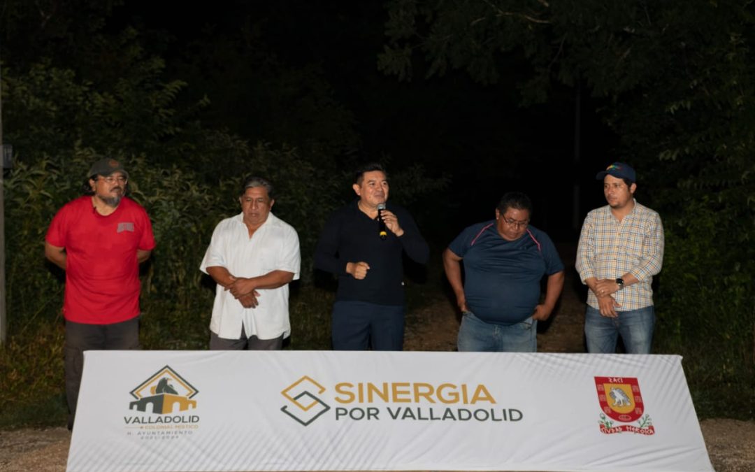 Alfredo Fernández entrega obras de electrificación en Kanxoc.