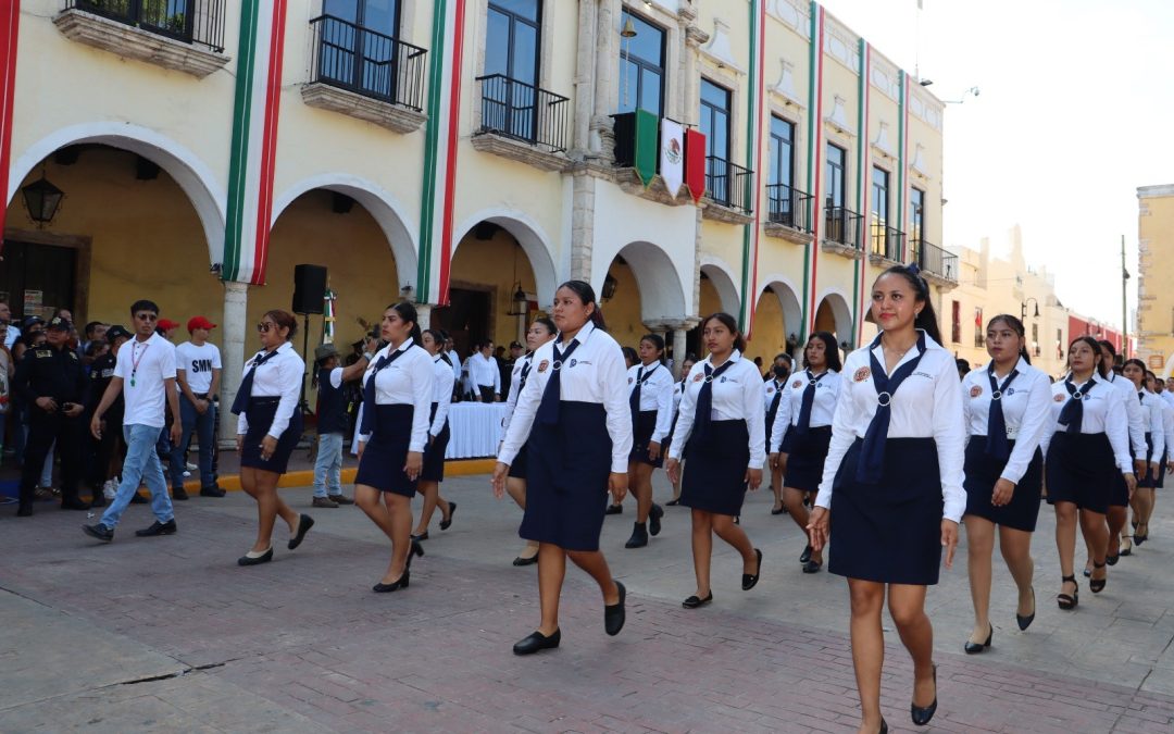 La comunidad ITSVA presentes en el desfile.