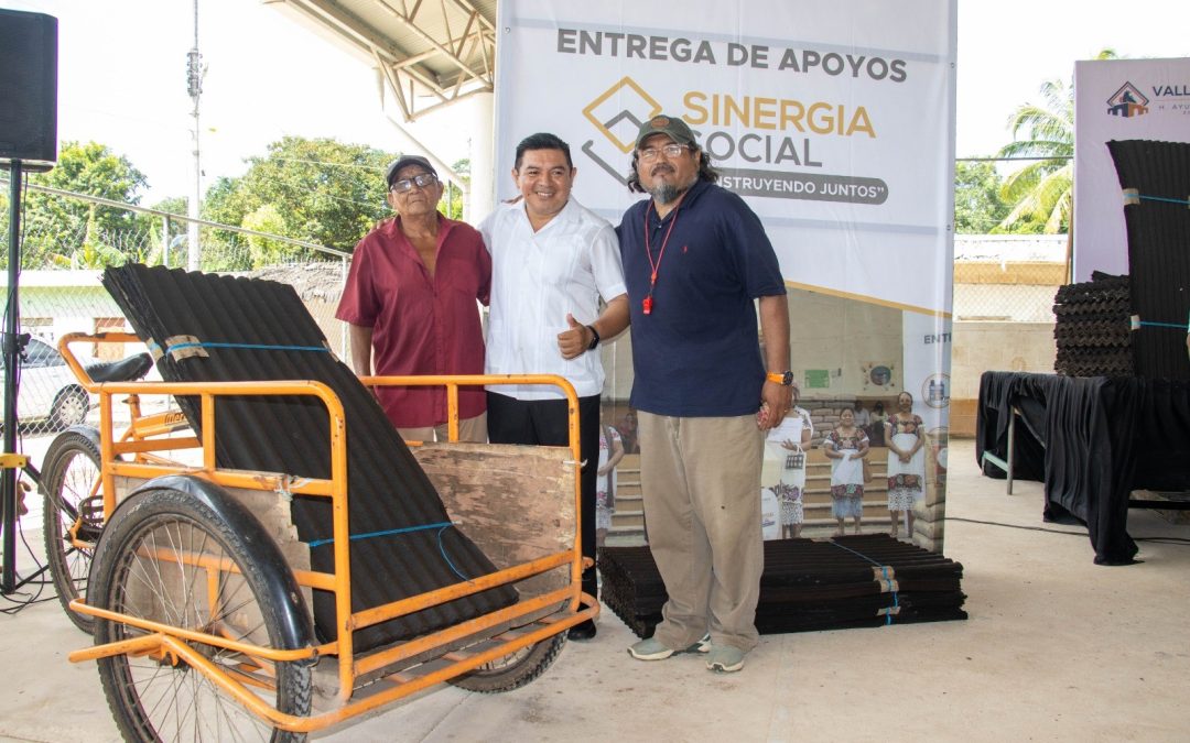En la comisaría, el presidente municipal entregó láminas de cartón para beneficio de 48 familias, a través del programa Sinergia Social.